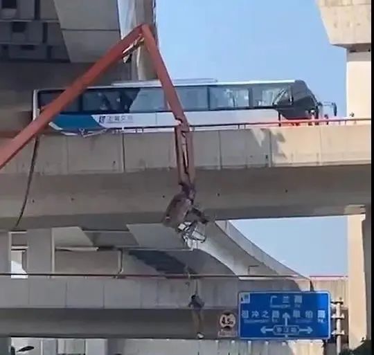 安全警示！上海高架一大巴碰撞施工中高空臂車